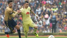 Sambueza y Cabrera pelean un balón en la Semifinal del Apertura 2015