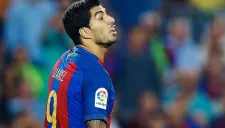 Luis Suárez reclama durante el juego contra Atlético de Madrid