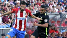 Douglas Pereira pelea el balón con Yannick Ferreira