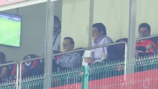 Kuri observa el encuentro desde su palco