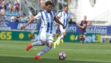 Carlos Vela conduce el balón en duelo contra Eibar