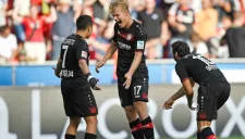 Chicharito festeja un tanto con las Aspirinas en Bundesliga