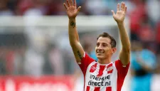 Andrés Guardado saluda en partido de PSV
