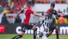 Luis Reyes intenta quitarle el balón a Yimmi Chará