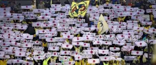 Aficionados del América muestran banderas de Japón