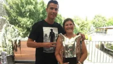 CR7 y su madre, con el trofeo al mejor jugador de Europa