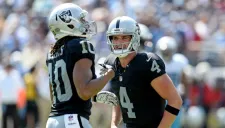Derek Carr y Seth Roberts celebran durante el partido de los Raiders