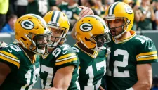 Aaron Rodgers y los jugadores de la ofensiva de Green Bay celebran un TD