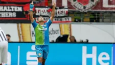 Chicharito celebra gol con Leverkusen