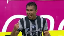 Jesús Isijara celebra su golazo frente a Jaguares