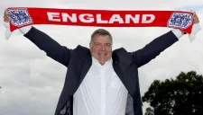 Sam Allardyce posa con la bufanda de Inglaterra