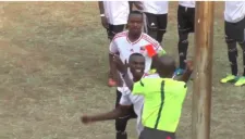 El jugador de Zimbabue arremete contra el árbitro
