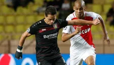 Chicharito conduce el balón en juego contra el Mónaco