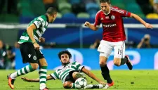 Bartosz del Legia disputa el balón con Jefferson y Bryan Ruiz