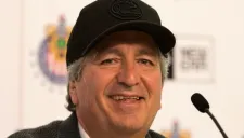 Jorge Vergara durante la presentación de los nuevos diseños de gorras de Chivas