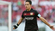 Chicharito celebra uno de sus goles contra el Mainz