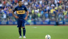 Carlos Tévez previo a cobrar un tiro libre con Boca Jrs.