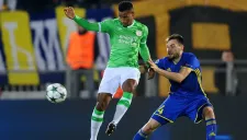 Jugadores del PSV y el Rostov pelean por el balón