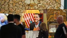 Aficionados y familiares despiden los restos de José Fernández