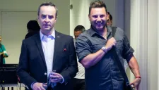 Mohamed camina junto a Luis Miguel Salvador