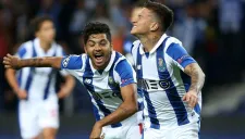 Tecatito celebra con sus compañeros un gol del Porto