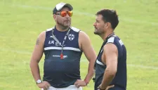 Mohamed platica en un entrenamiento de Monterrey