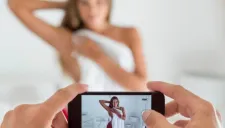 Imagen de una chica siendo grabada con un celular