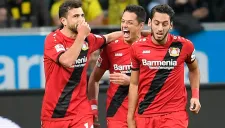 Chicharito festeja su anotación con Mehmedi