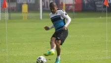 Carlos Salcido entrena con el Rebaño