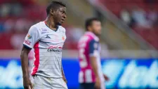 Jefferson Cuero disputa el partido contra Chivas de la J12