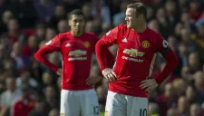 Rooney y Smalling se lamentan con el Manchester United