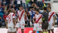 César Ramos expulsa a Gabriel Peñalba, que sonríe con ironía ante la decisión del árbitro