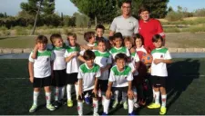 Cristiano Ronaldo posa con el equipo de su hijo
