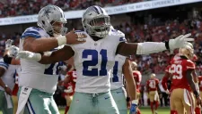 Ezequiel Elliott celebra junto a Travis Frederick un touchdown contra los 49ers
