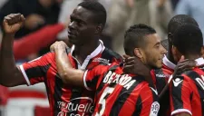 Balotelli celebra un gol con sus compañeros del Niza