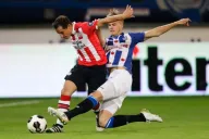 Guardado pelea el balón en el juego contra Heerenveen