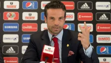 Rafa Puente Jr. en una conferencia de prensa como director operativo de Chivas, en 2014