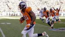 Aqib Talib corre con el ovoide