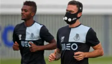 Layún utilizando una máscara en el entrenamiento del Porto