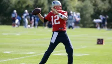 Brady prepara un lanzamiento en la práctica