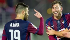 Luna y Enrich durante un partido del Eibar