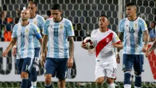 Cueva recoge el balón tras anotar el penalti definitivo