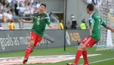 Oribe Peralta celebra uno de sus tres goles frente a Nueva Zelanda