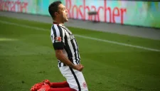 Marco Fabián festeja una anotación con el Eintracht Frankfurt