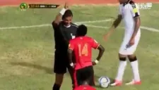 Mohamed El Fadil muestra su tarjeta invisible a Nicholas Wadada