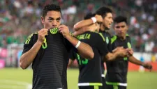 Marco Fabián festeja su gol con el Tri