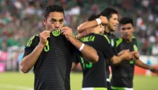 Marco Fabián besa el escudo de la Selección tras anotar un gol