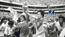 Alfredo Tena levanta un trofeo de Campeón del Club América