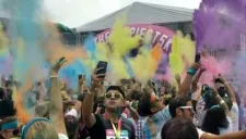 Participante se toma una selfie durante el evento