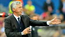 Ancelotti da instrucciones durante un partido de la Champions